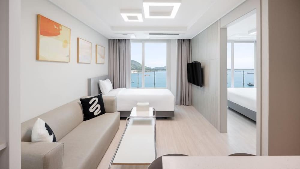 Premier Ocean Twin [views and bed configurations may vary based on actual assignment] photo 1