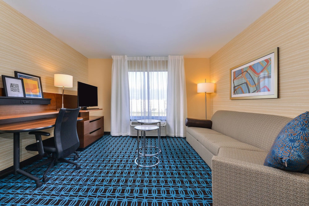 Suite, 1 King Bed with Sofa bed photo 1