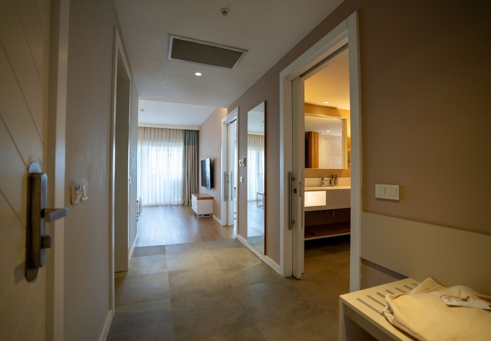 Deluxe Suite, Jetted Tub, Sea View thumbnail 5