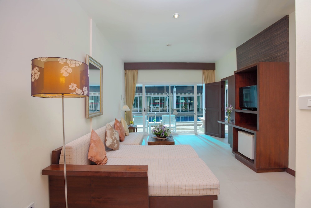 Suite, Courtyard Area - Photo 3