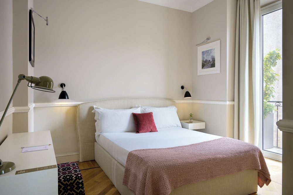 Double Room Single Use (Single Light Room)