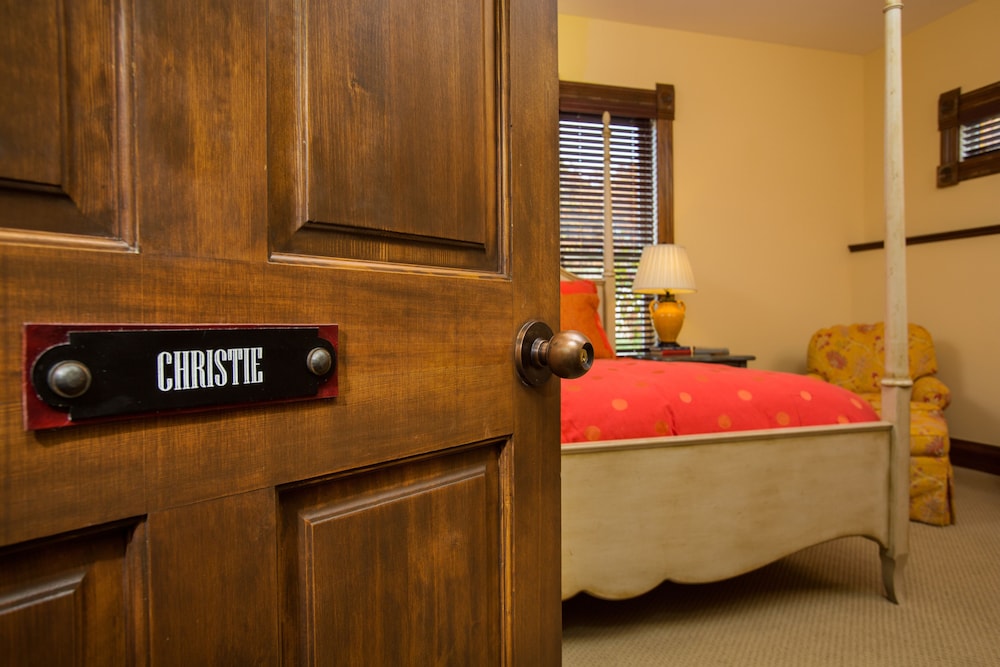 Christie Suite (1 King Bed) photo 3