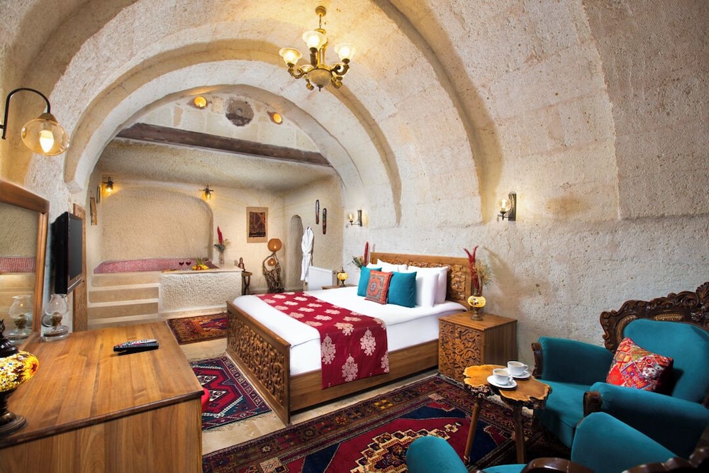 Deluxe Suite with Pool - Photo 1
