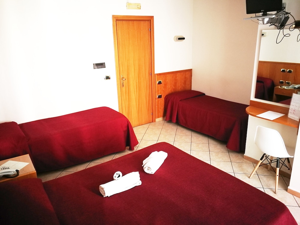 Standard Quadruple Room - Photo 6