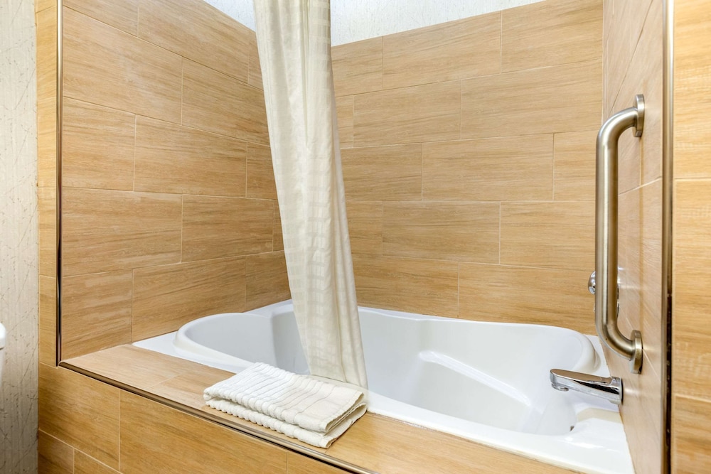Suite, 1 King Bed, Non Smoking, Hot Tub - Photo 5