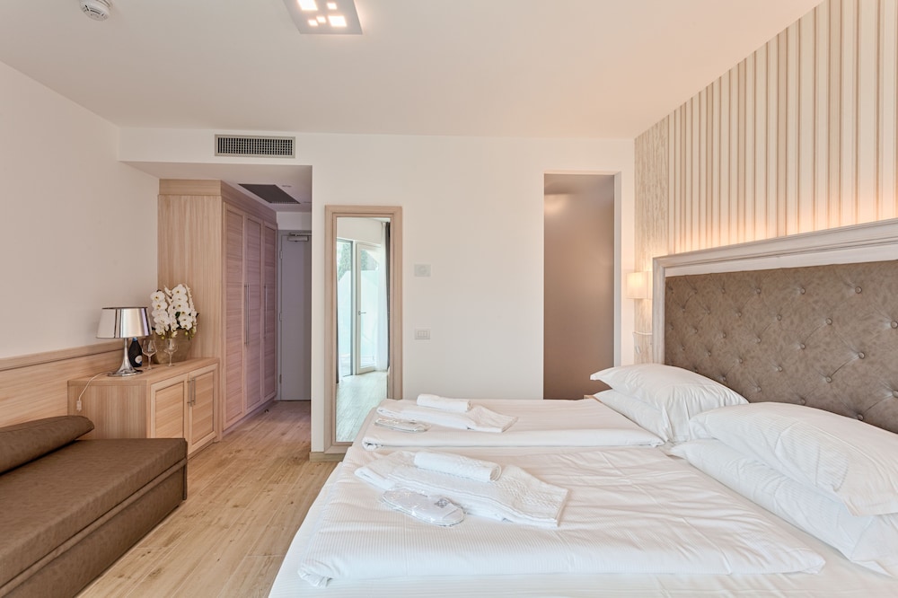 Comfort Double or Twin Room, Balcony, Lake View - Photo 1