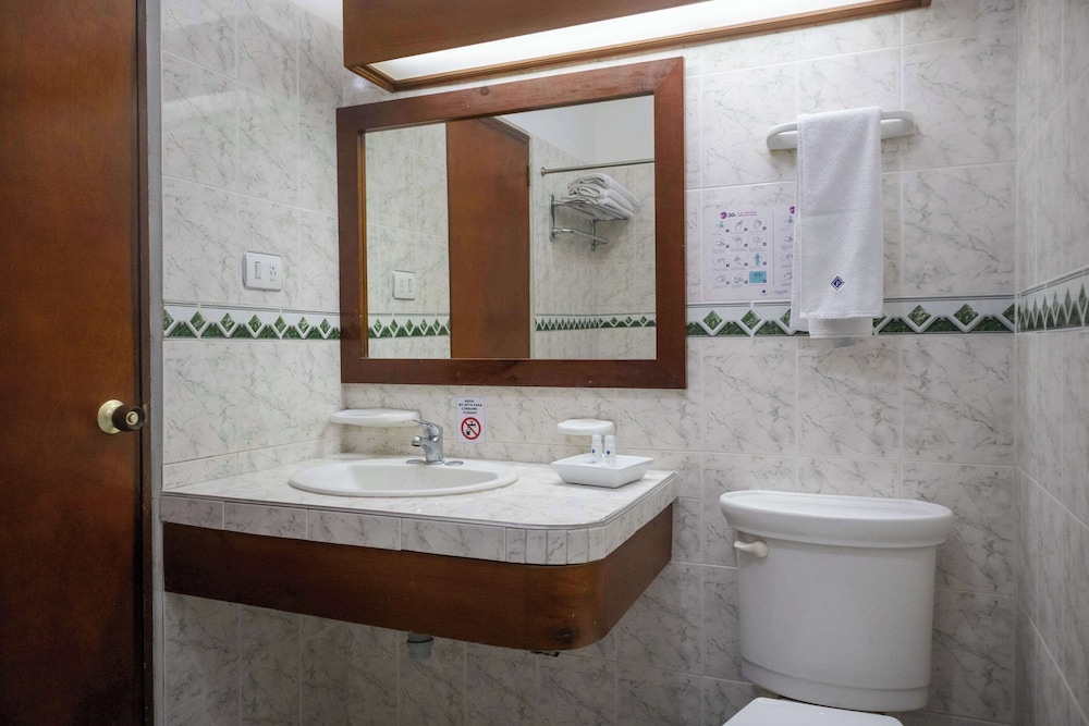 Standard Room, Multiple Beds, Non Smoking - Photo 2