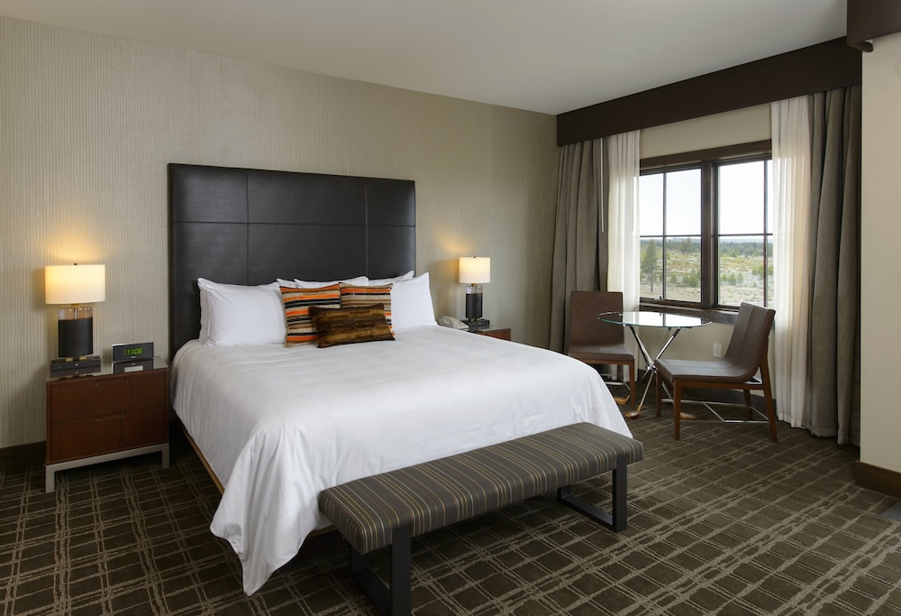 Deluxe Room, 1 King Bed, Mountain View/Golf Course View photo 1