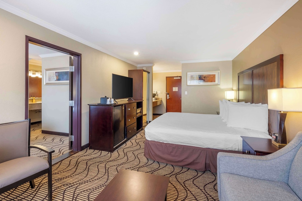 Suite, Multiple Beds, Non Smoking - Photo 3