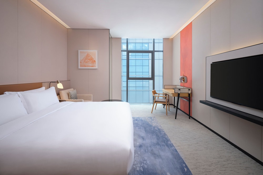 Executive Room, 1 King Bed, City View