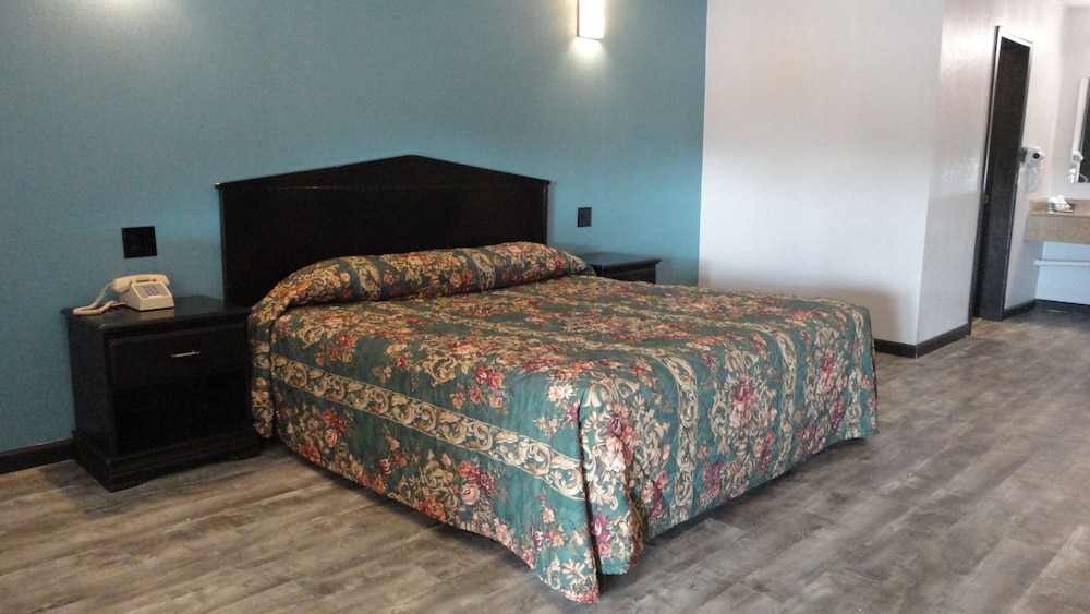 Standard Room, 1 King Bed, Smoking photo 2