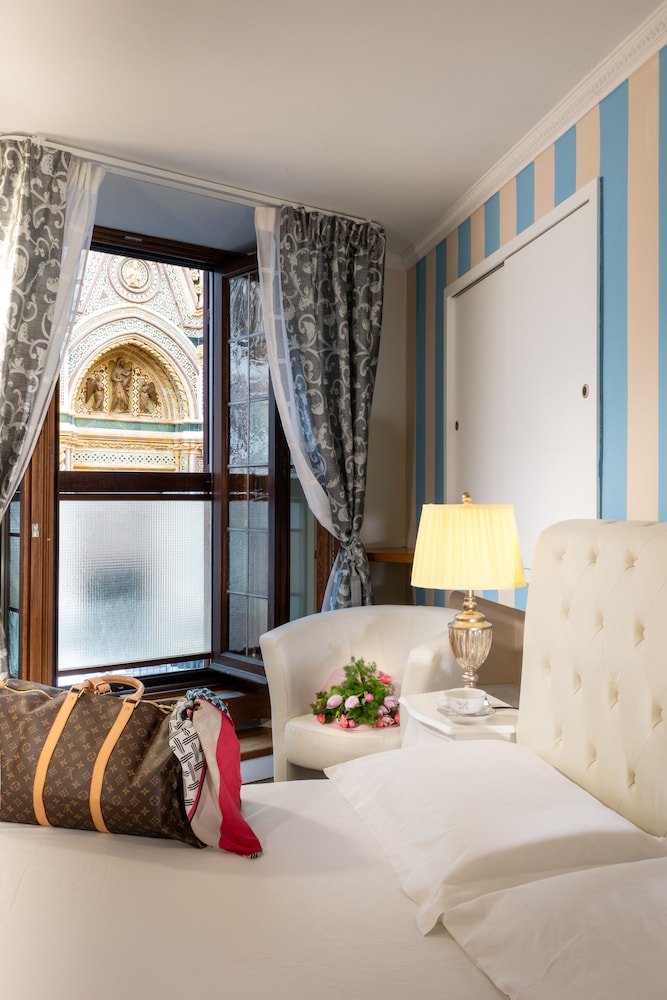 Deluxe Studio Suite, City View photo 3