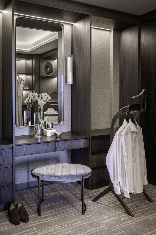 Suite (Chairman, Pinnacle Tower)