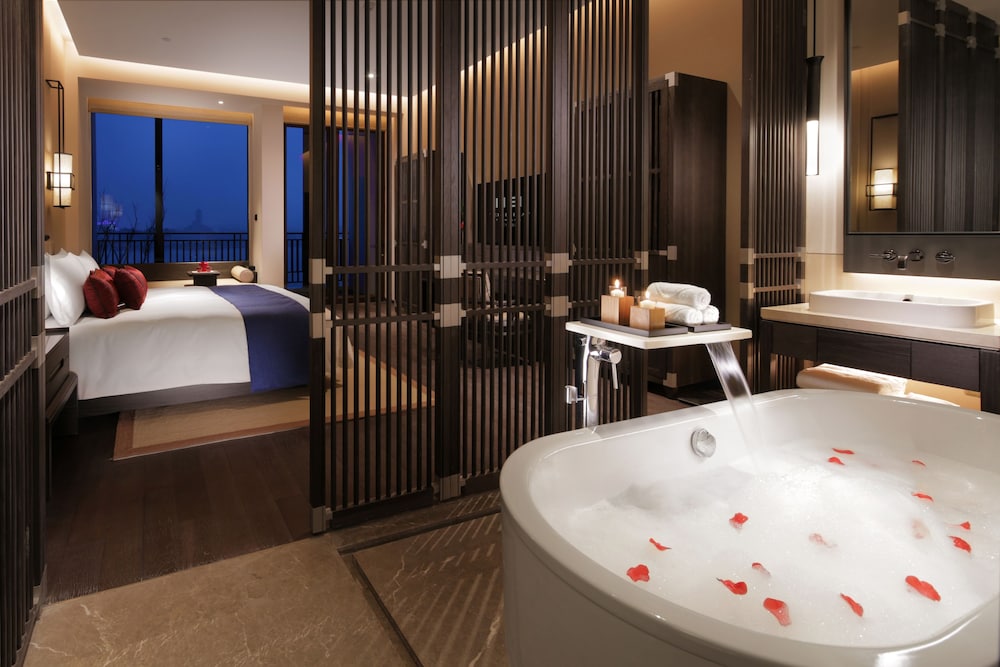 Deluxe King Room With Lake View photo 3