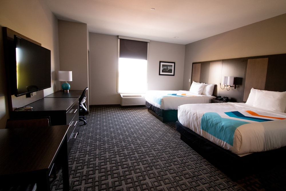 Standard Studio, 2 Queen Beds photo 2