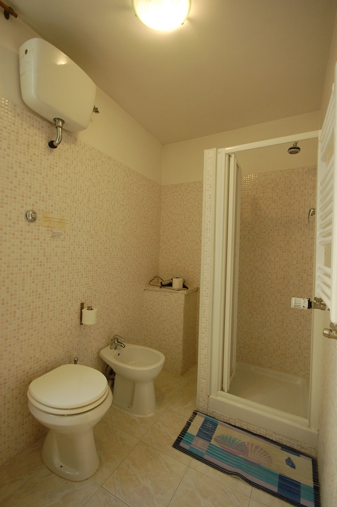 Classic Single Room thumbnail 5