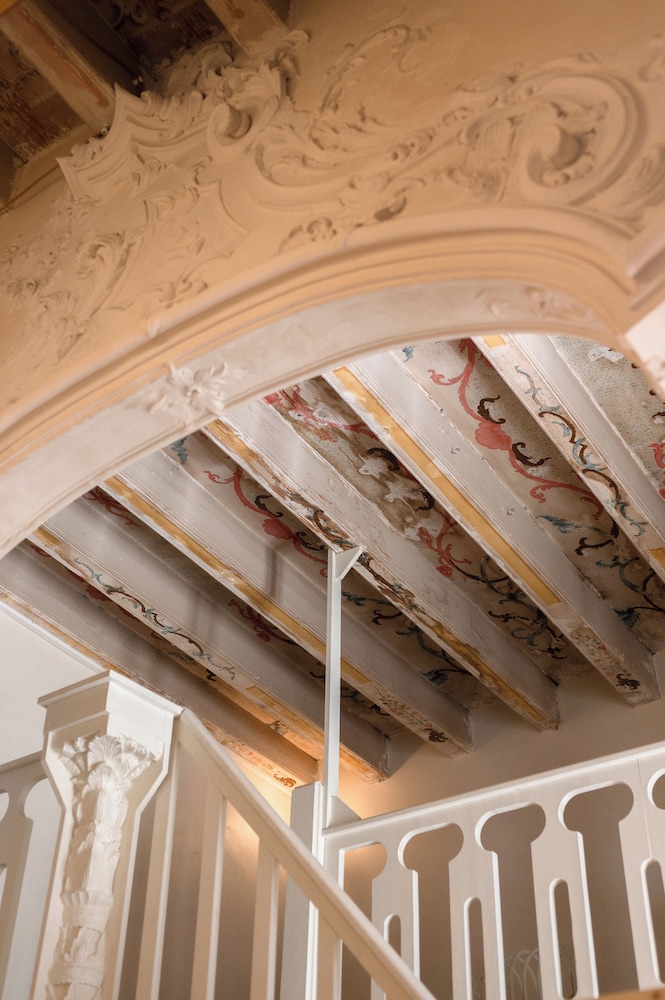 Suite - Photo 11