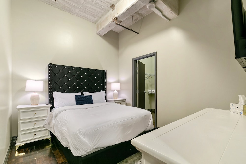 Signature Loft, 3 Bedrooms, 2 Bathrooms, City View - Photo 5