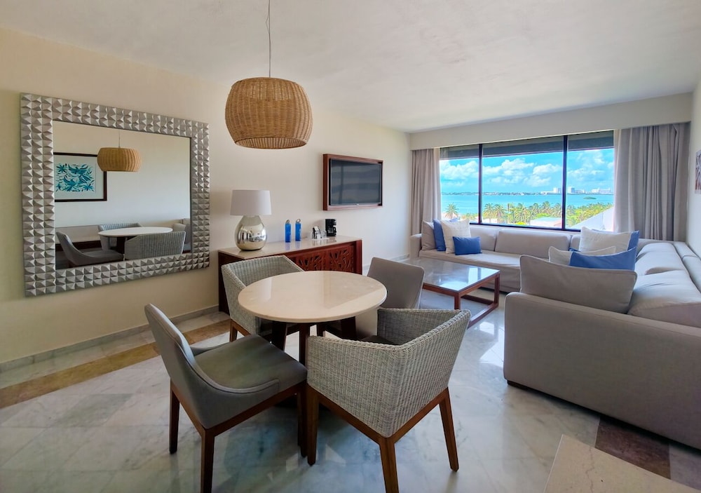Family Suite with Balcony - Photo 2