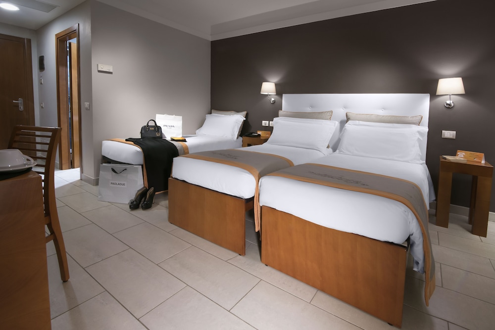 Comfort Room, 3 Twin Beds, Non Smoking photo 1