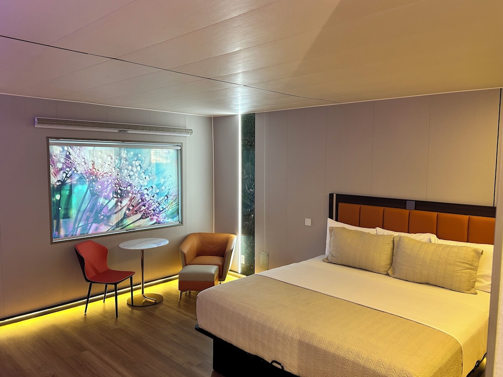 Deluxe Room, 1 King Bed (First Floor) photo 1