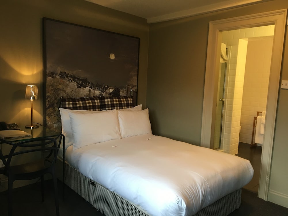 Double Room, 1 Queen Bed (Petite) photo 2
