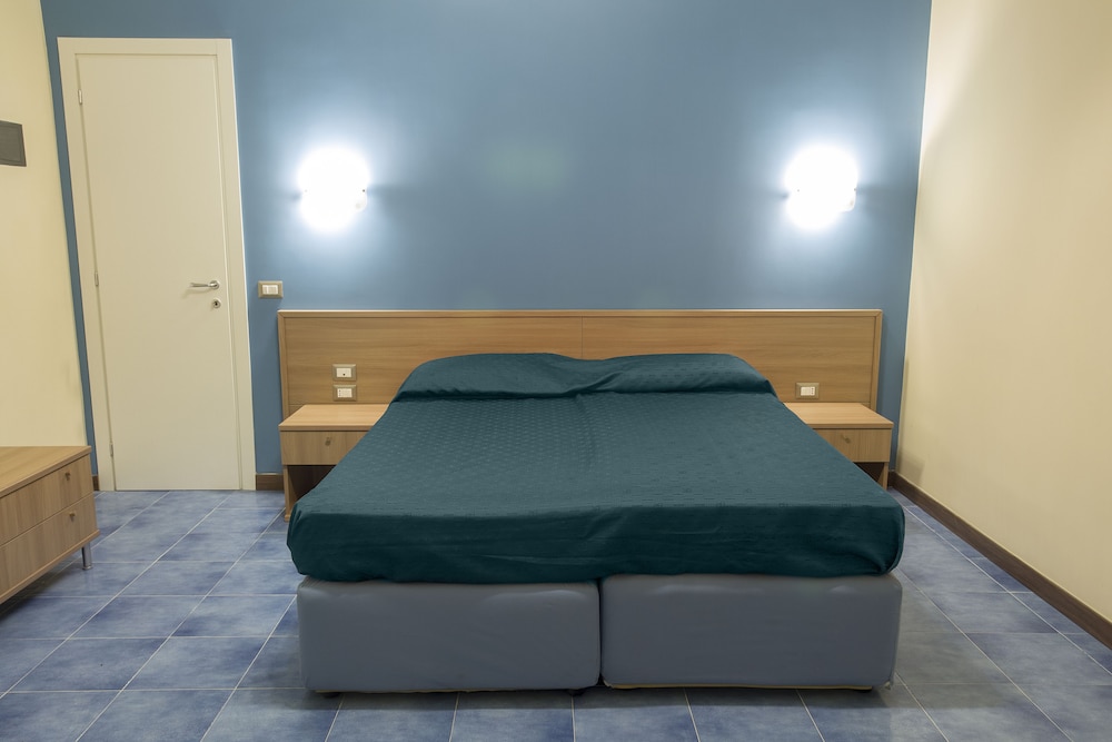 Deluxe Triple Room, Private Bathroom (External)