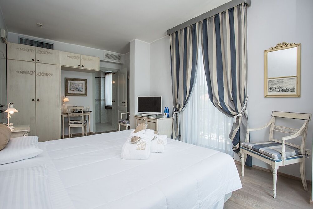 Standard Double or Twin Room - Photo 1