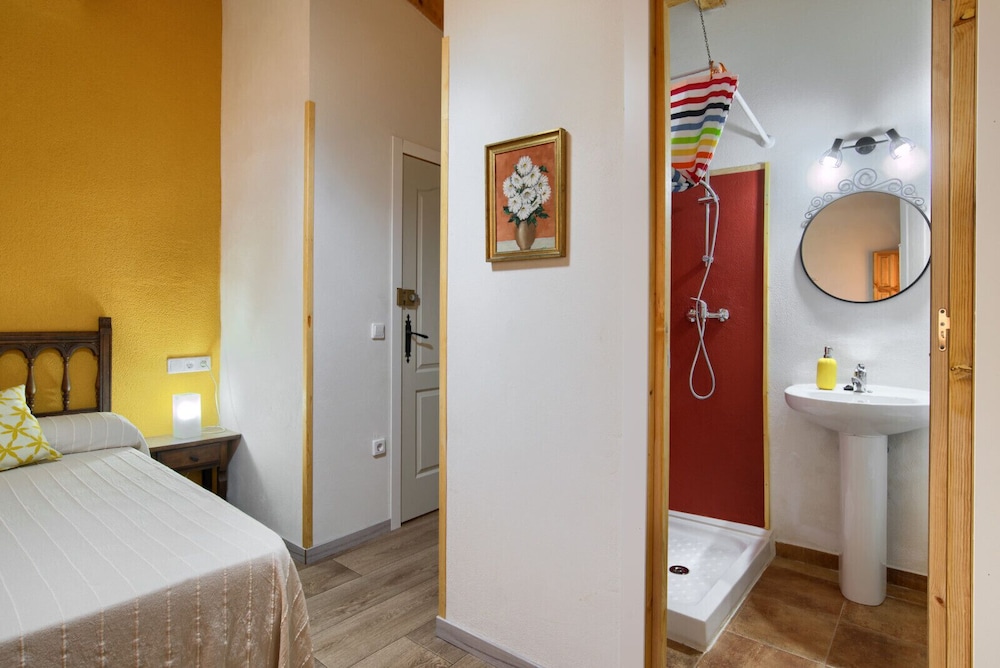 Habitación Doble, Baño Privado, Vistas a la Montaña (Amarilla)