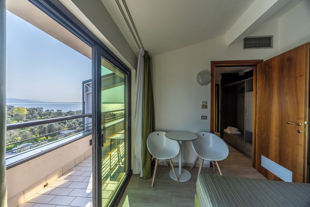 Family Room, Balcony, Lake View - Photo 4