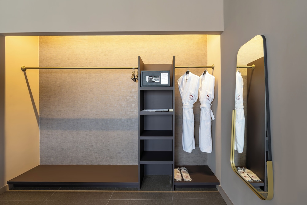Superior Suite - Photo 14
