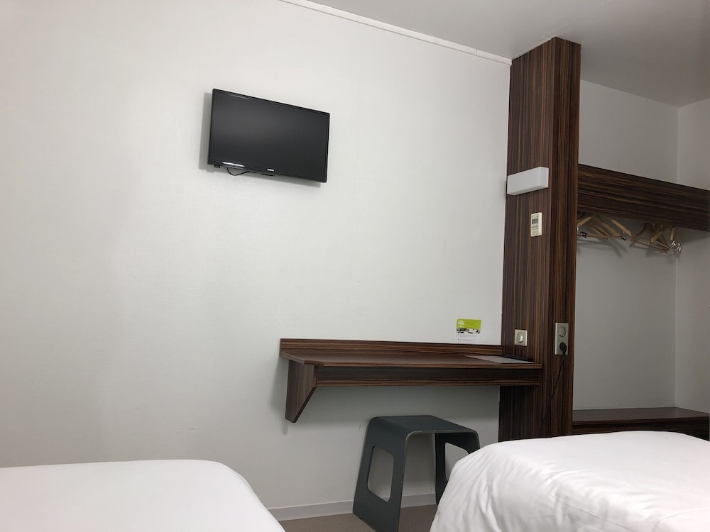 Twin Room - Photo 8