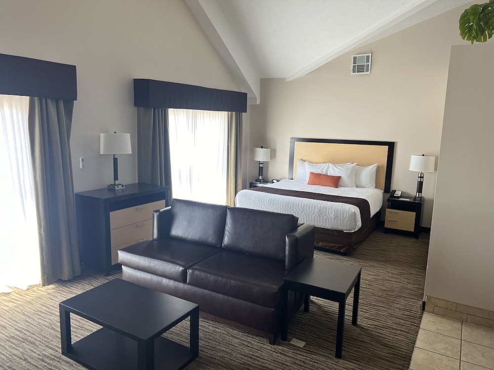 Suite, Multiple Beds, Non Smoking, Kitchenette