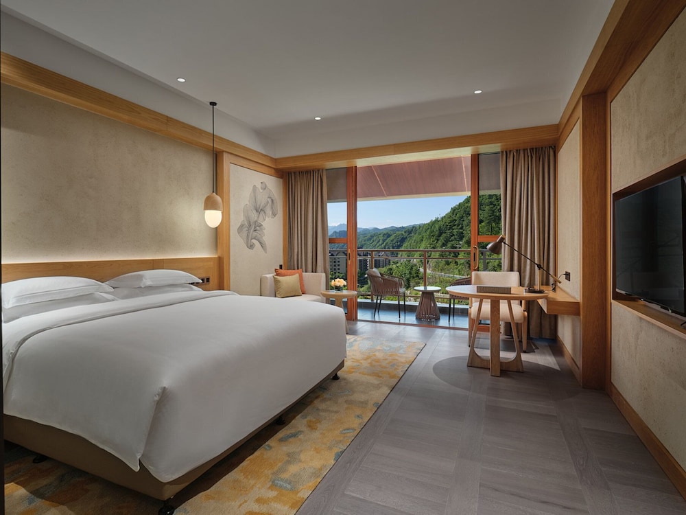 Standard Room, 1 King Bed, Club Lounge Access, Garden View