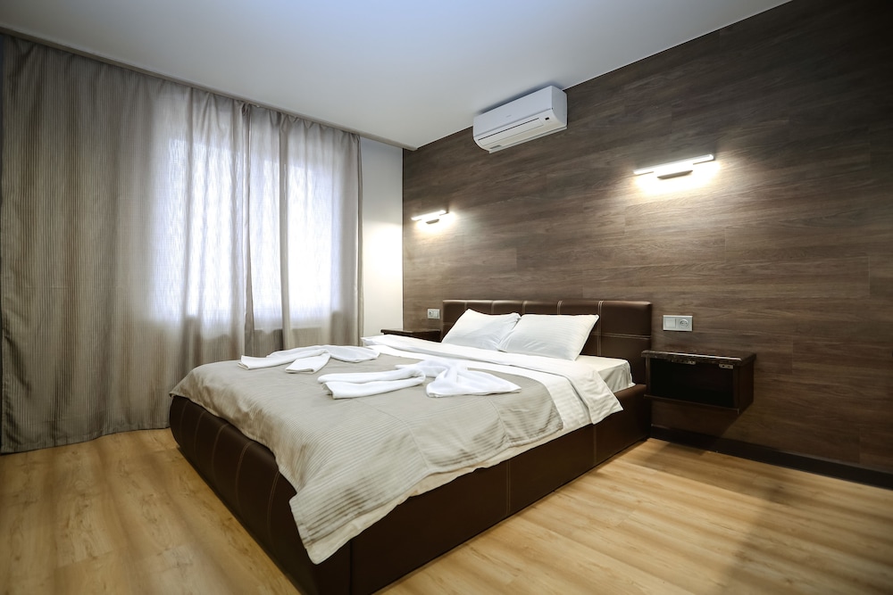 Deluxe Suite, 1 King Bed, Refrigerator & Microwave photo 3