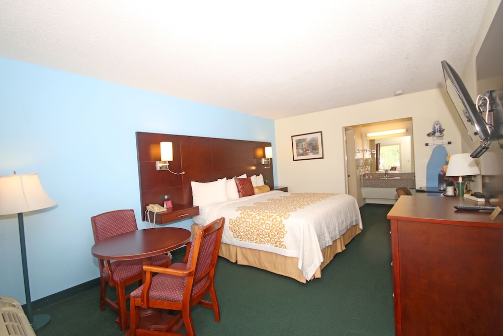 Standard Room, 1 King Bed, Non Smoking - Photo 6