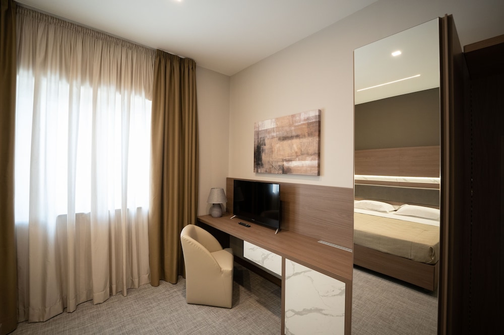 Standard Double Room Single Use - Photo 5