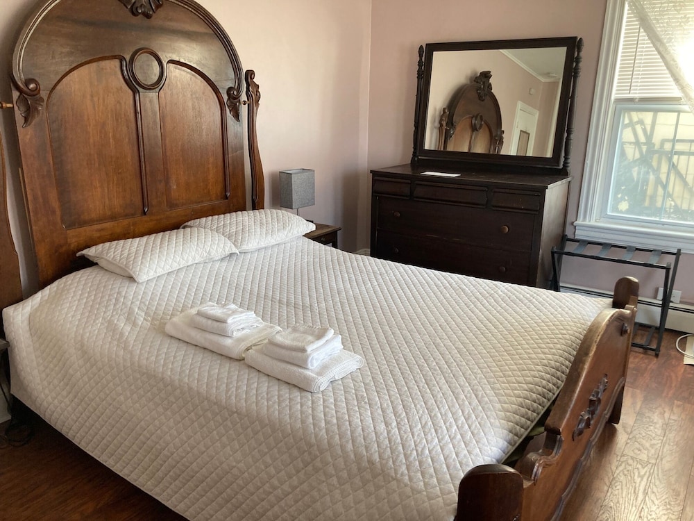Double Room, Shared Bathroom (Room 8)