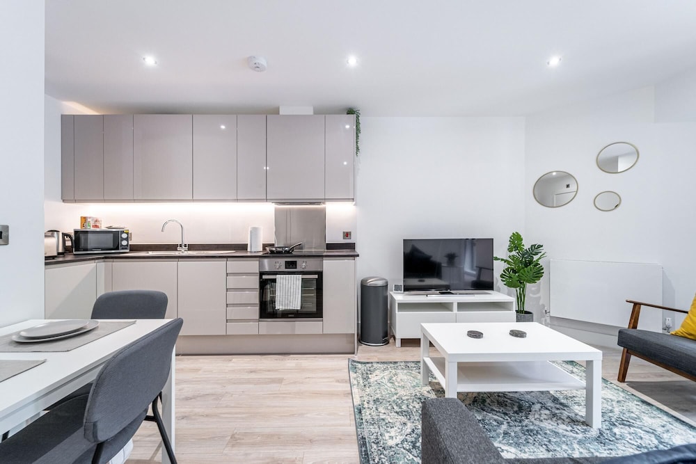 Seven Living Residences Solihull - Modern Studios Close to NEC and BHX