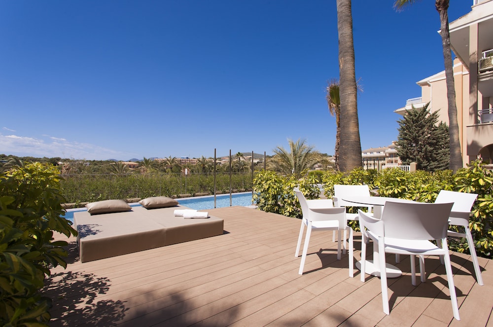 Superior Suite, Terrace, Poolside (Family Swim-Up)