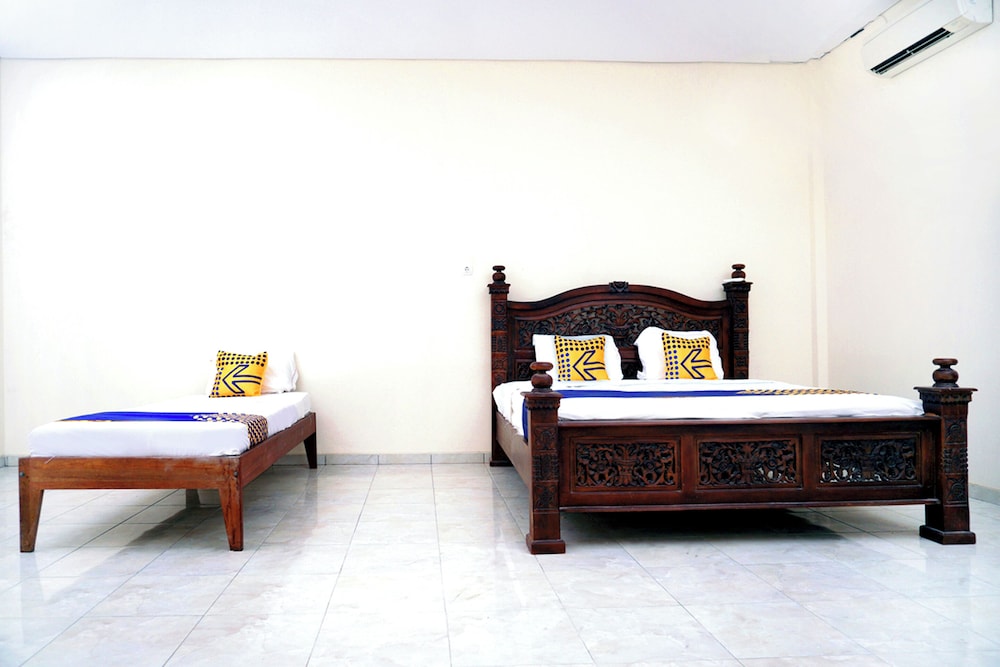 Economy Triple Room photo 3