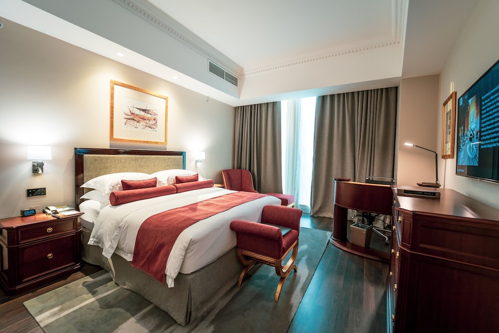Executive Studio Suite, 1 King Bed - Photo 1