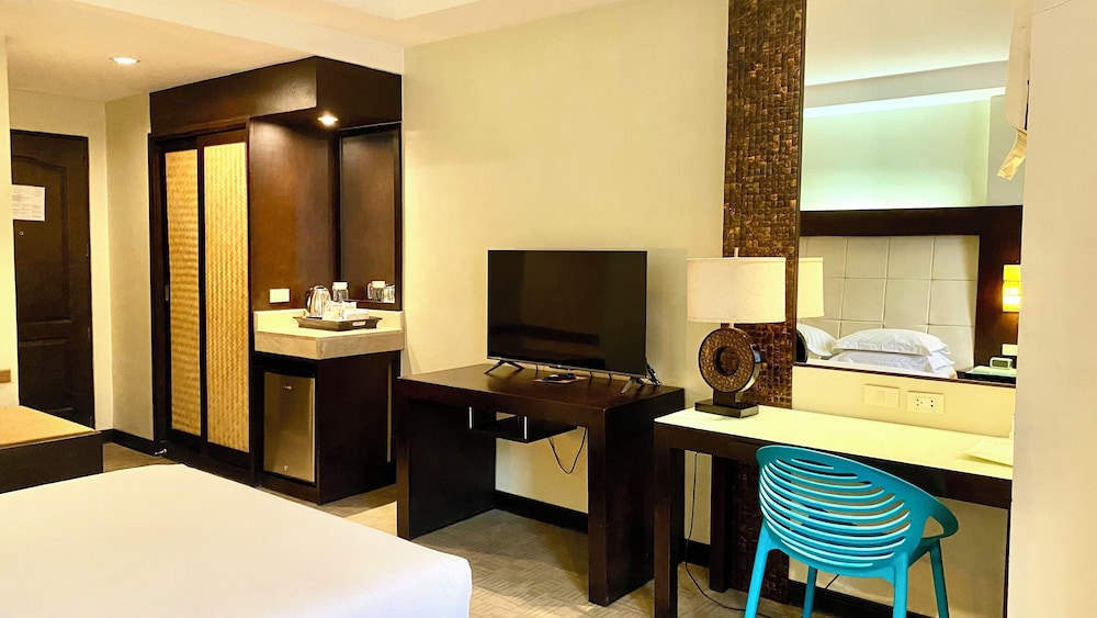 Deluxe Queen (1 Queen Bed) - Photo 5