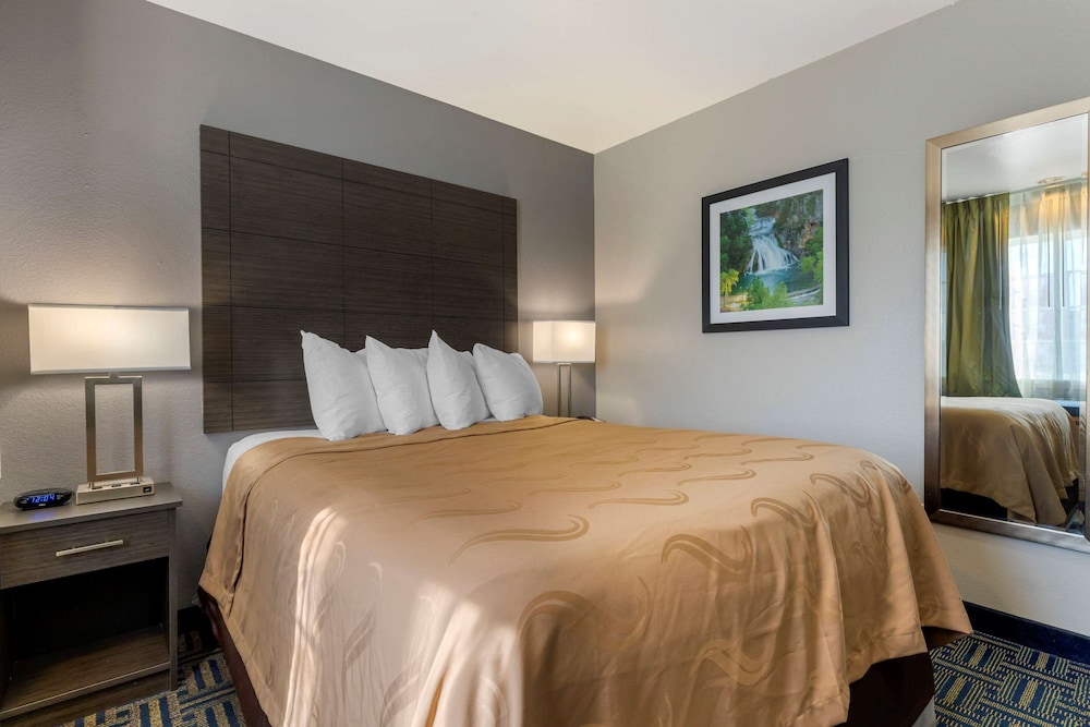 Standard Room, 1 Queen Bed, Non Smoking - Photo 3