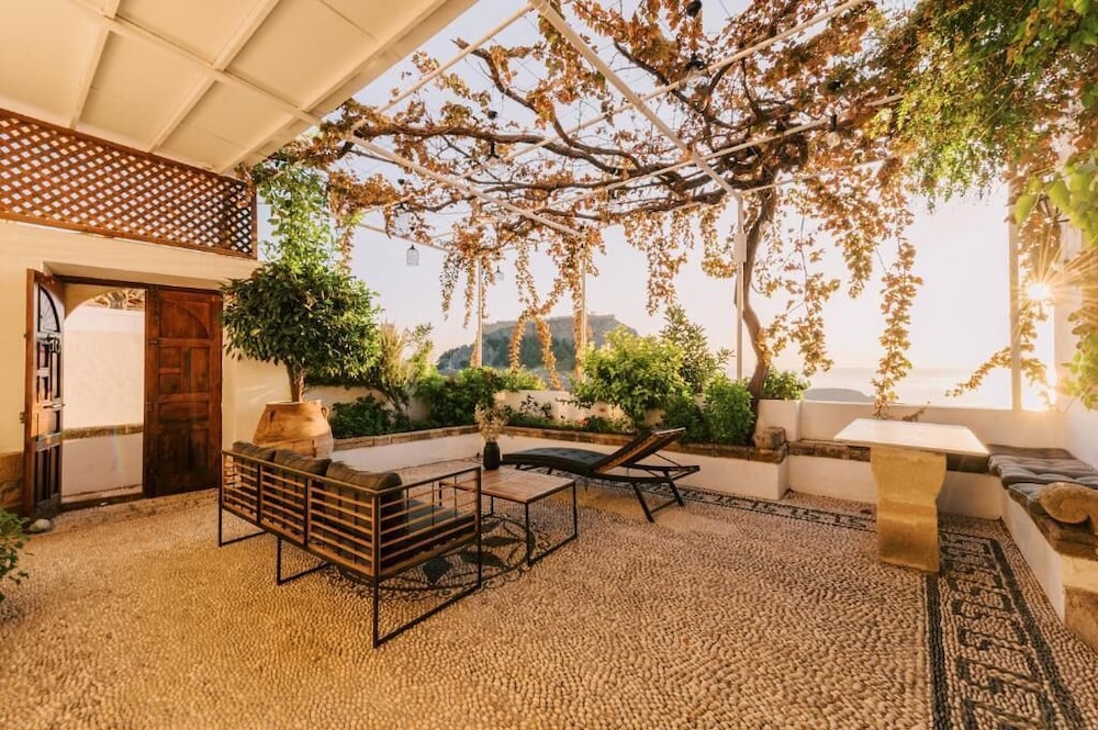 Three-Bedroom Lindos Tranditional Suite