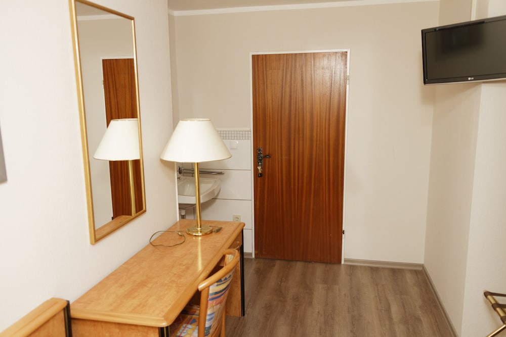 Economy Single Room, Shared Bathroom photo 2