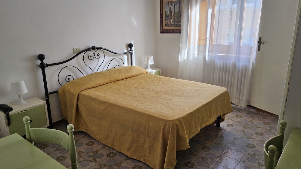 Double Room, 1 Queen Bed photo 1