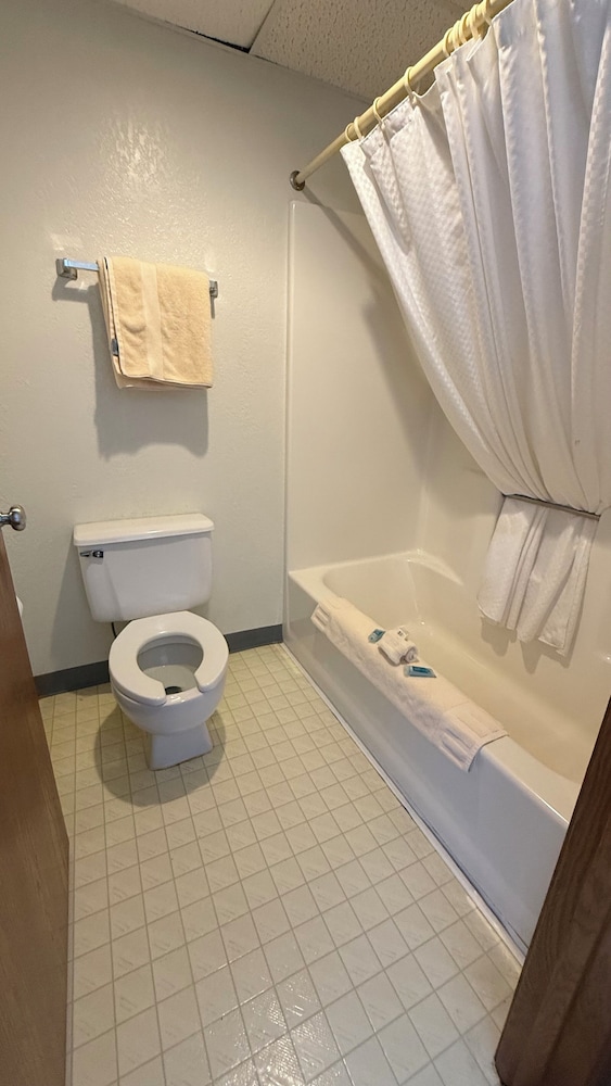 Economy Double Room, 2 Queen Beds, Non Smoking photo 3