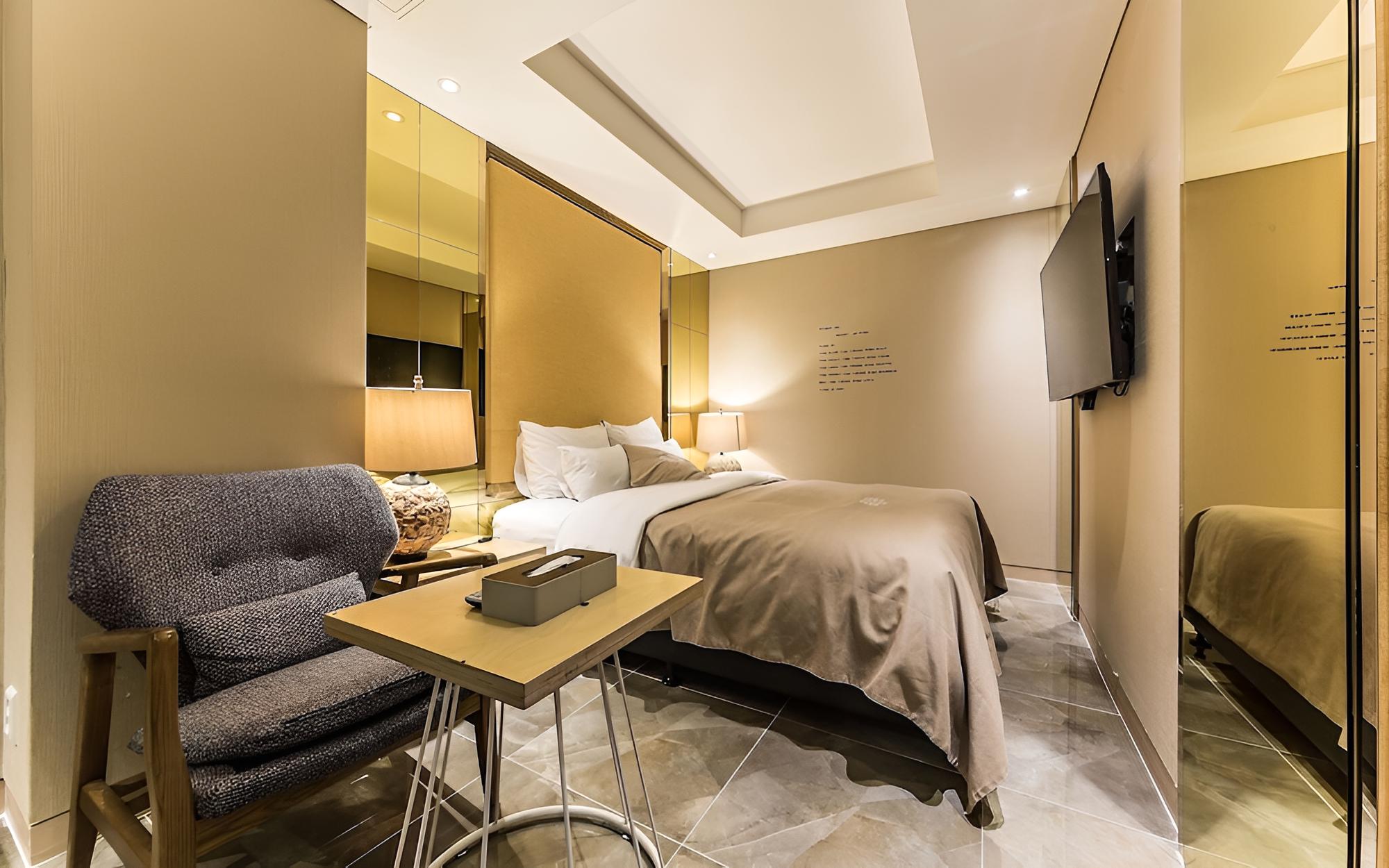 Room (Premium) - Photo 23