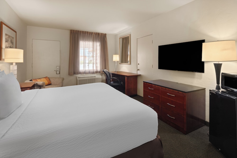 Room, 1 King Bed, Non Smoking - Photo 4